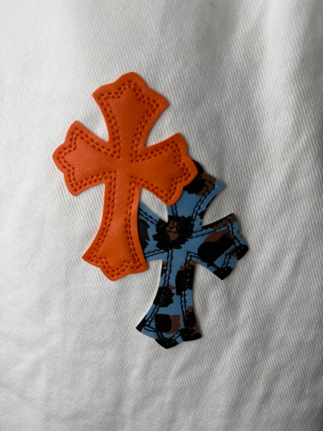 P260 💰 (Top version) Chrome Hearts/Chrome Hearts Classic white and orange cow series colored leather cross washed color fabric unisex denim trousers Vibe style straight stacked god-level version Carbon fine bias denim color cloth Old vintage full set of hardware - Chrome Hearts white cow series The high version uses high-ounce custom fabrics, fermentation washing and soft color fixation, soft and thick to wear. The details are all made by hand-polished craftsmanship. All-over printed jacquard fabric Unique design style. Through multiple processes to create a full retro feel. Unique niche non-contrast shirt. Customized distressed spray-painted buttons. Craftsmanship in every detail. Color: white and orange. Size: 28-30-32-34 (corresponding to S-M-L-XL)